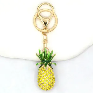 Primo piano di un portachiavi a forma di ananas con strass gialli e anello d'oro