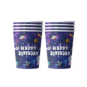 Detail van papieren bekers met astronautenthema voor verjaardagsfeest decoraties.