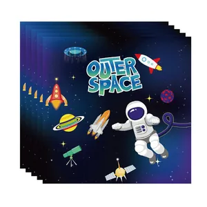 Detailweergave van feestservetten in ruimte-thema met astronauten- en raketillustraties