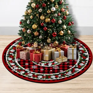 Weihnachtsbaumdecke mit rot-schwarzem Karomuster und festlichen Tannennadel-Motiven
