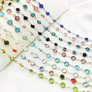 Detailaufnahme von bunten 6mm Glasperlenketten für die Herstellung von DIY-Schmuck