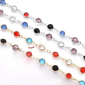 Détail de la chaîne en cuivre à perles de verre colorées de 6 mm pour création de bijoux DIY.