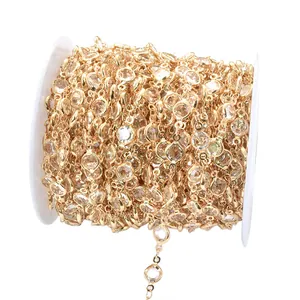 Nahaufnahme der 6mm Gold-Kupferkette mit umwickelten Glaskristallen für DIY-Schmuck