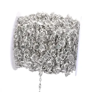 Detailansicht der 6mm versilberten Kupfer-Schmuckkette mit eingefassten Glaselementen