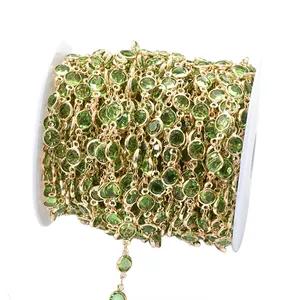 Detailaufnahme einer 6mm grünen Glaskette auf einer goldfarbenen Kupferspule für DIY.