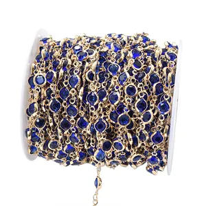 Nahaufnahme einer 6mm blauen Glasperlenkette mit goldener Kupferummantelung