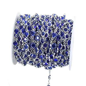 Detailansicht der 6 mm blauen Glasstein-Kettenrolle für DIY-Schmuck und Bastelarbeiten.