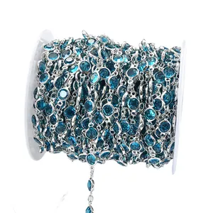 Detailansicht der 6-mm-Kette mit blauen Glassteinen und versilberten Kupferfassungen