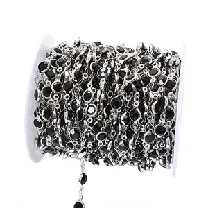 Detailansicht von 6mm schwarzen Glassteinen in silberner Kupfer-DIY-Schmuckkette