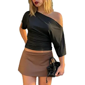 Haut femme asymétrique noir à une épaule coupe ajustée t-shirt chic pour l'été