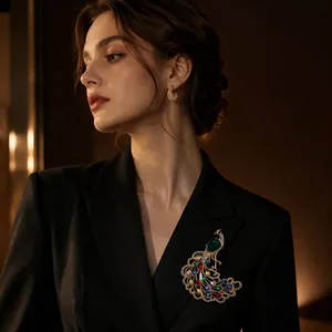 Vue détaillée d'une broche paon de luxe avec strass colorés sur un blazer noir.