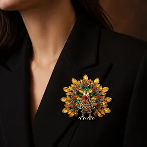 Broche de paon luxueuse en strass colorés sur le revers d'un blazer noir très élégant.