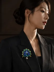 Gros plan d'une élégante broche paon avec des strass bleus sur le revers d'un blazer noir