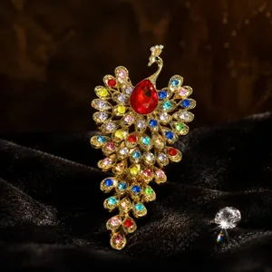 Vue détaillée de la luxueuse broche paon en strass colorés sur un fond de velours noir élégant.
