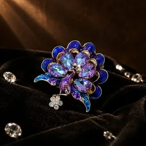 Gros plan d'une broche paon élégante avec cristaux violets et émail bleu sur velours