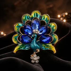Gros plan d'une élégante broche paon avec des strass bleus et une finition en émail
