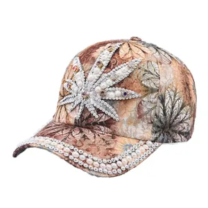Detailansicht der luxuriösen Strass- und Perlenblattverzierung auf einer Designer-Baseballkappe