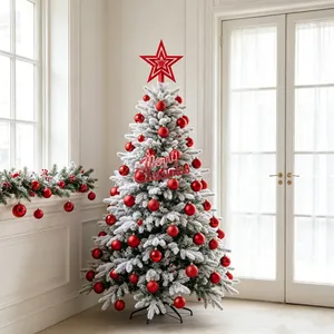 Festliches Set mit 100 roten Christbaumkugeln an einem schneebedeckten Tannenbaum