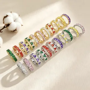 Detailansicht von luxuriösen Eternity-Ringen mit bunten dreieckigen Zirkonia-Steinen