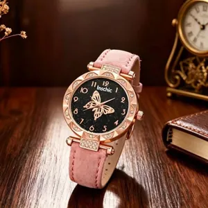 Detailansicht einer Damen-Roségold-Schmetterlingsuhr mit rosa Wildlederarmband