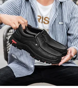 Λεπτομέρεια μαύρων ανδρικών παπουτσιών loafers με αντιολισθητική σόλα καουτσούκ