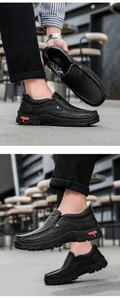 Λεπτομερής όψη μαύρων ανδρικών loafers με ανθεκτικές αντιολισθητικές σόλες εξωτερικού.