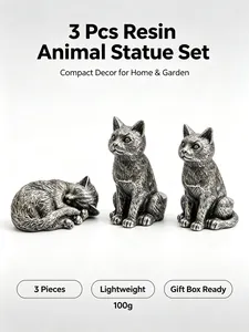 Vue détaillée de 3 statuettes de chat en résine argentée pour la décoration de jardin