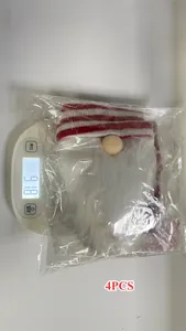 Vue détaillée de 4 couvre-bouteilles de vin gnomes de Noël pesés sur une balance numérique.