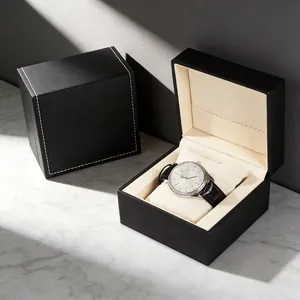 Luxe horlogebox van zwart leer met klapdeksel en een elegante crèmekleurige fluwelen voering