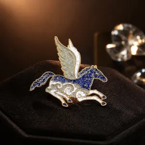 Detailaufnahme einer eleganten Pegasus-Brosche mit blauem Glitzer-Emaille und Goldrand