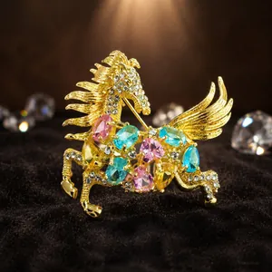Detaillierte Nahaufnahme einer goldenen Pegasus-Brosche mit bunten Edelsteinen