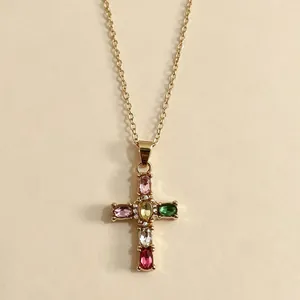 Elegante collana a croce in oro con pietre di zircone colorate e design vintage chic.