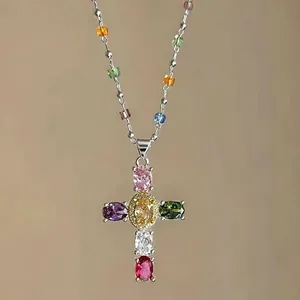 Collana con pendente a croce in cristallo colorato con pietre di zircone e perline