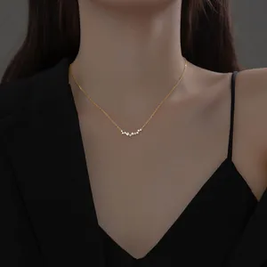 Elegante collana a sorriso in argento S925 con brillanti cristalli pavé su modella