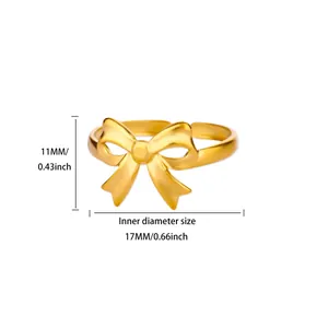 Gros plan d'une bague nœud papillon en acier titane doré avec mesures de diamètre