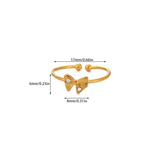 Vue détaillée d'une bague nœud dorée avec des dimensions précises en mm et pouces
