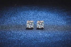 Detailansicht brillanter Moissanit-Ohrstecker im Rundschliff mit 925er Silberfassung