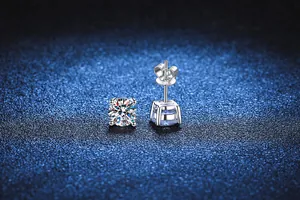 Detailansicht der 925 Silber Moissanit Ohrstecker mit klassischer Vier-Krallen-Fassung