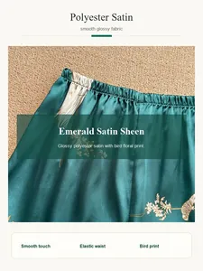 Primo piano di pantaloni del pigiama in raso smeraldo con stampa di uccelli ed elastico