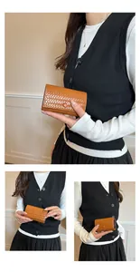 Elegante portafoglio clutch in pelle intrecciata marrone vintage per donna vista lifestyle