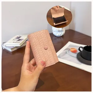 Dettaglio del portafoglio intrecciato rosa da donna con porta carte a fisarmonica