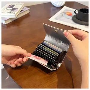 Primo piano del portafoglio a fisarmonica con fessure per carte e spazio per contanti.