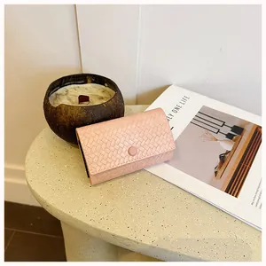 Vista dettagliata dell'elegante portafoglio in pelle intrecciata rosa in stile minimalista