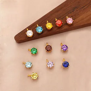 Vista dettagliata di ciondoli in zirconia cubica tonda colorata con montature placcate oro 18K