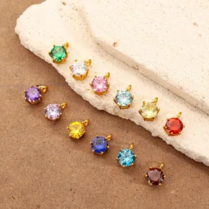 Varietà di ciondoli tondi in zircone colorato con castoni in acciaio placcato oro 18K