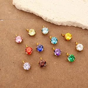 Dettaglio di vari pendenti in zirconia colorata con placcatura in oro 18 carati