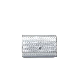 Elegante portafoglio minimalista in argento con trama intrecciata e chiusura a bottone