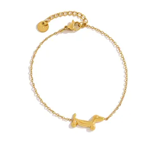 Dettaglio di un ciondolo bassotto dorato su un bracciale in acciaio inossidabile
