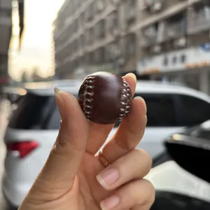 Mini bruine leren honkbal sleutelhanger met witte stiksels voor sportliefhebbers