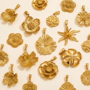 Varietà di ciondoli a fiore in acciaio inossidabile placcato oro 18K per creazione gioielli DIY.